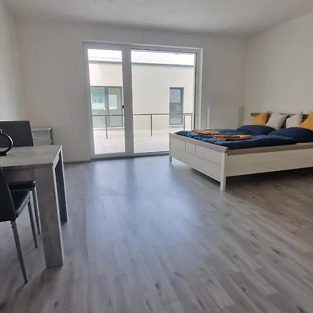 Moderni V Centru Plzne S Prostornou Terasou Plzen