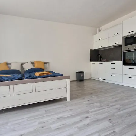Moderni V Centru Plzne S Prostornou Terasou *